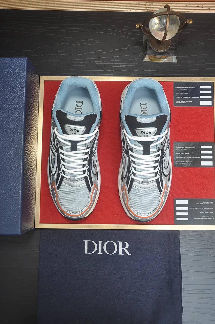 Men's men's shoes 💰: 500💶 (top original order) Brand: Dior (Dior) Standard code: Men's code 38-44 (45 customized) Grade: Same as the official website Material: Top original cowhide spliced ​​together Original wear-resistant and lightweight outsole Style category: Fashionable casual shoes Distinguished luxury brand elements top luxury Color: Actual picture color